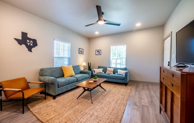 2-bedroom rental at 1123 S Olive in San Antonio, TX — photo 5