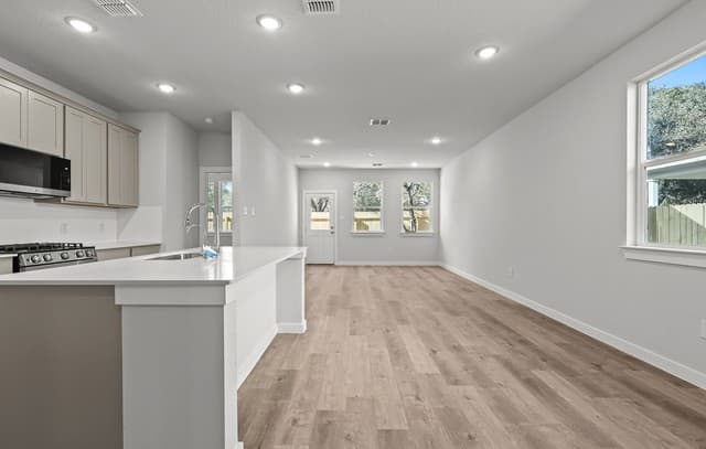3-bedroom rental at 6563 Bufflehead Bend in Leon Valley, TX — photo 5