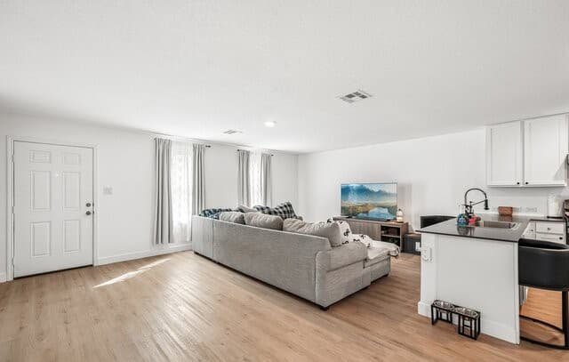 4-bedroom rental at 4411 Sediment Crk in San Antonio, TX — photo 2
