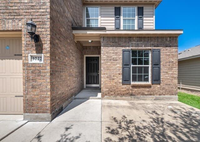 5-bedroom rental at 3727 Southern Grv in San Antonio, TX — photo 3