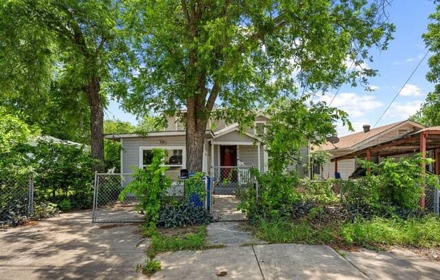 3-bedroom rental at 304 Andrews in San Antonio, TX — photo 1