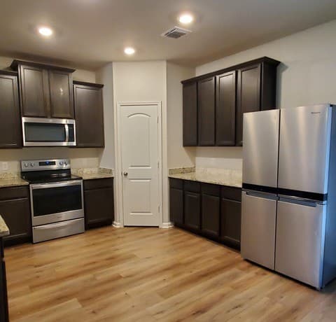 5-bedroom rental at 9206 Foxing Blfs in Converse, TX — photo 4