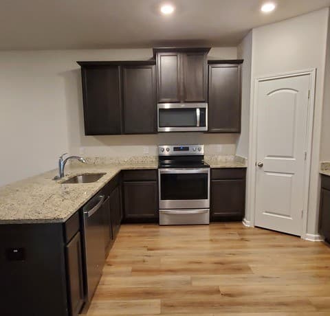 5-bedroom rental at 9206 Foxing Blfs in Converse, TX — photo 5