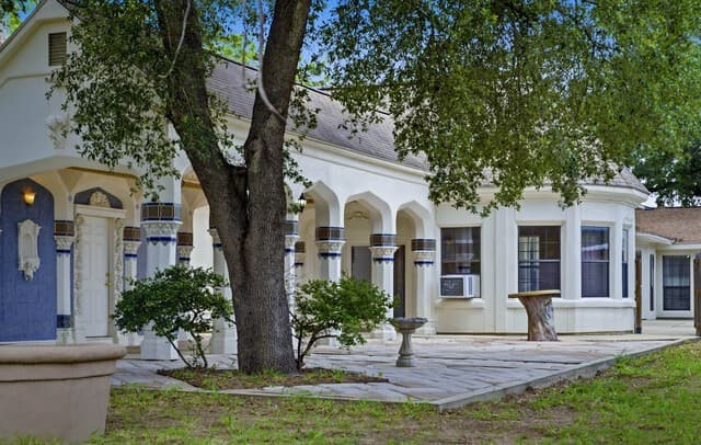 3-bedroom rental at 1221 Encino Dr in Pleasanton, TX — photo 2