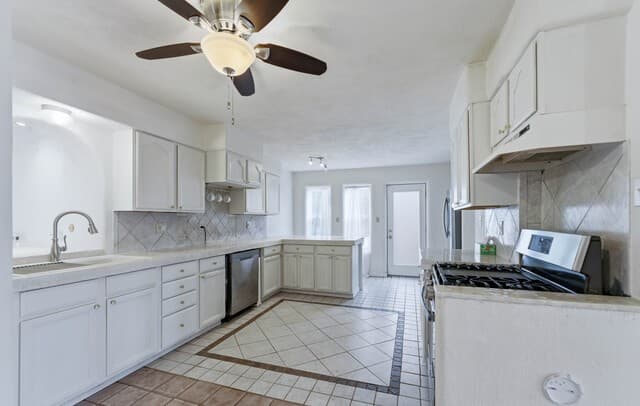 3-bedroom rental at 1221 Encino Dr in Pleasanton, TX — photo 3