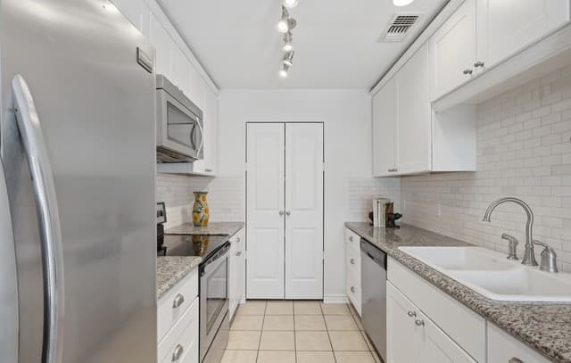 2-bedroom rental at 100 Lorenz Rd Unit 704 in San Antonio, TX — photo 4