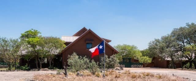 3-bedroom rental at 513 River View Dr. in Bandera, TX — photo 3