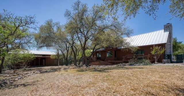 3-bedroom rental at 513 River View Dr. in Bandera, TX — photo 4