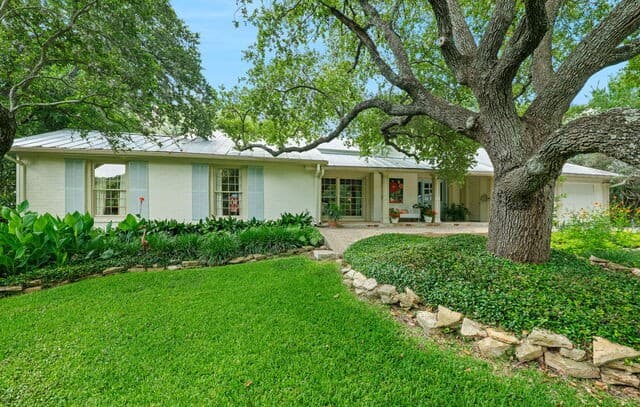 4-bedroom rental at 508 Canterbury Hill St in San Antonio, TX — photo 2