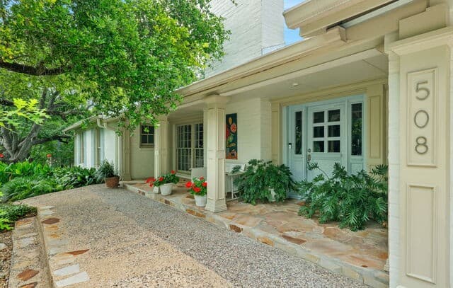 4-bedroom rental at 508 Canterbury Hill St in San Antonio, TX — photo 4