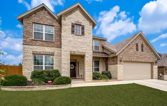 5-bedroom rental at 10530 Coyote Run in San Antonio, TX — photo 2