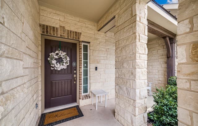 5-bedroom rental at 10530 Coyote Run in San Antonio, TX — photo 3