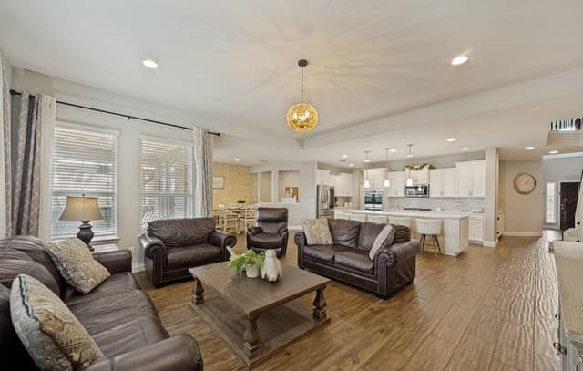5-bedroom rental at 10530 Coyote Run in San Antonio, TX — photo 5