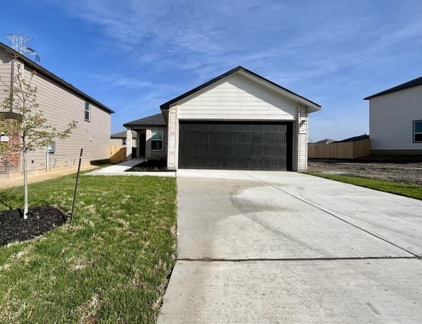 3-bedroom rental at 8405 Amistad Cv in Converse, TX — photo 2