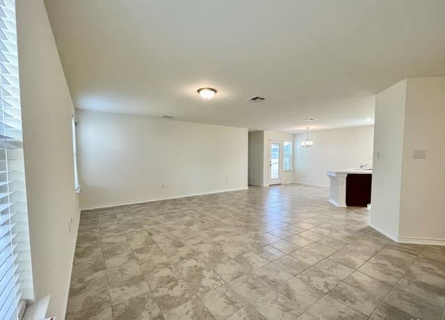 3-bedroom rental at 8405 Amistad Cv in Converse, TX — photo 4