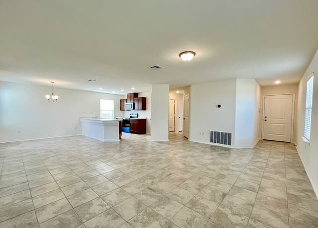 3-bedroom rental at 8405 Amistad Cv in Converse, TX — photo 5