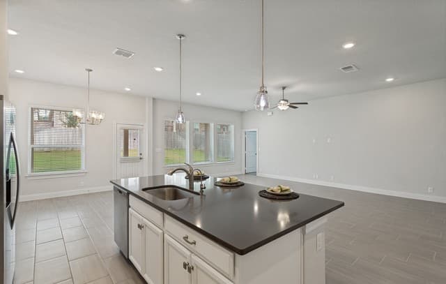 3-bedroom rental at 1202 Taubenfeld in San Antonio, TX — photo 5