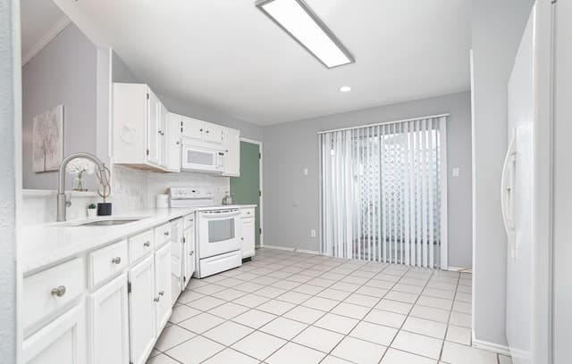 3-bedroom rental at 3527 Lake Sunset in San Antonio, TX — photo 5
