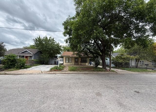 2-bedroom rental at 122 Tipton in San Antonio, TX — photo 2