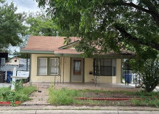 2-bedroom rental at 122 Tipton in San Antonio, TX — photo 3