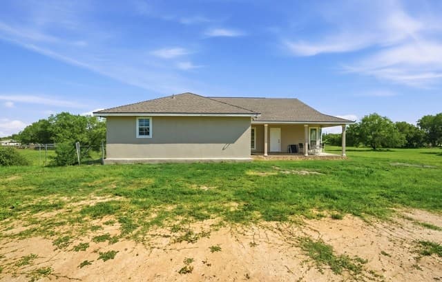 3-bedroom rental at 95 Molly Dr in Lytle, TX — photo 2