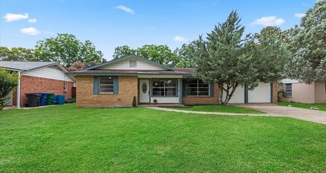3-bedroom rental at 5026 Lakewood Dr in San Antonio, TX — photo 2