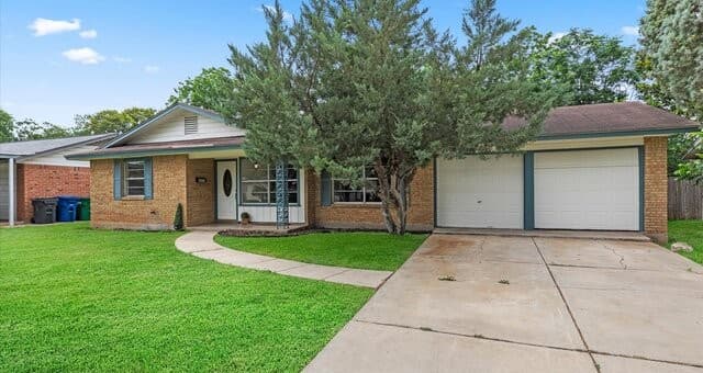 3-bedroom rental at 5026 Lakewood Dr in San Antonio, TX — photo 3