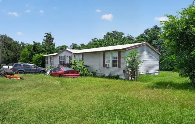 4-bedroom rental at 975 County Road 6753 in Devine, TX — photo 1