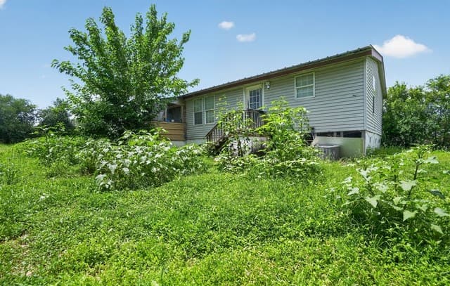 4-bedroom rental at 975 County Road 6753 in Devine, TX — photo 2