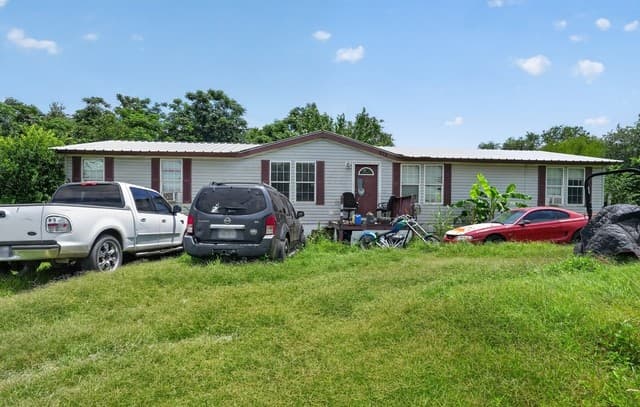 4-bedroom rental at 975 County Road 6753 in Devine, TX — photo 4