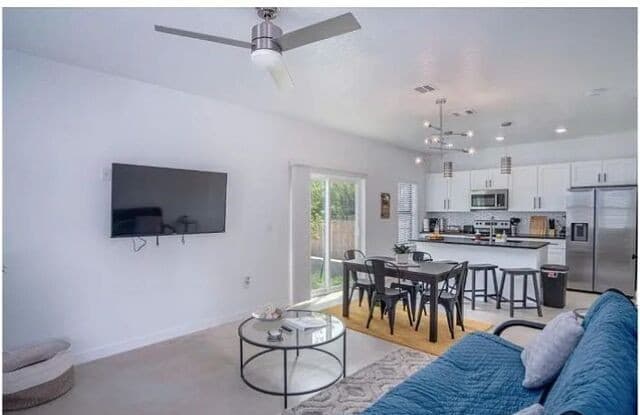 3-bedroom rental at 1022 Delaware Unit 3 in San Antonio, TX — photo 2