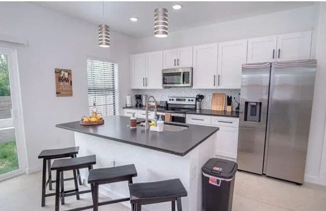 3-bedroom rental at 1022 Delaware Unit 3 in San Antonio, TX — photo 3