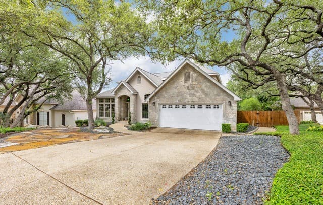 4-bedroom rental at 1718 Fox Tree in San Antonio, TX — photo 3