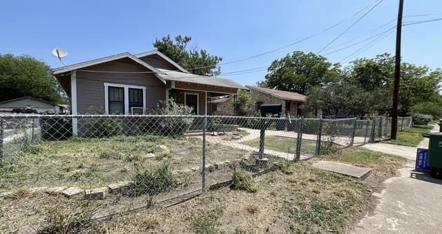 2-bedroom rental at 331 W Harlan Ave in San Antonio, TX — photo 2