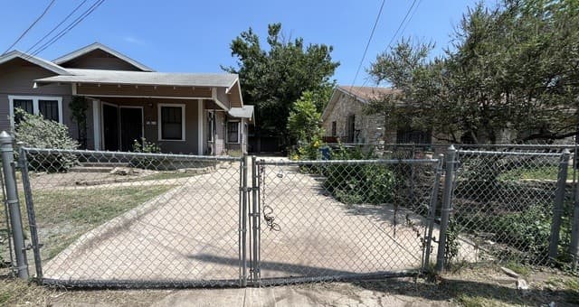 2-bedroom rental at 331 W Harlan Ave in San Antonio, TX — photo 4