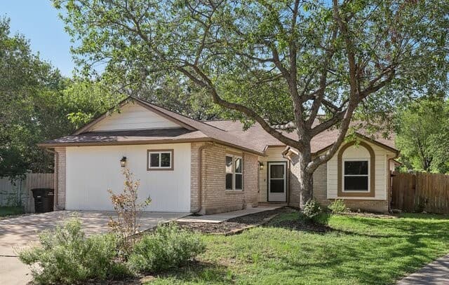 4-bedroom rental at 13802 Laurel Hollow Dr in San Antonio, TX — photo 2