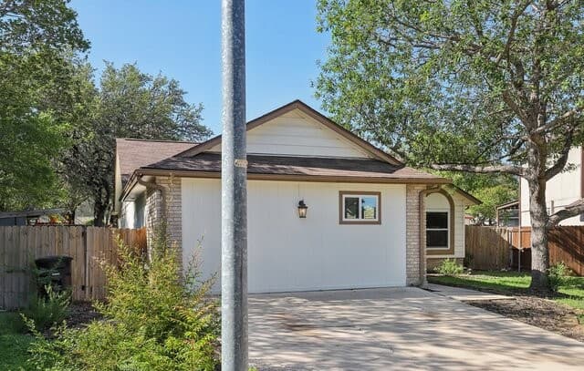 4-bedroom rental at 13802 Laurel Hollow Dr in San Antonio, TX — photo 4