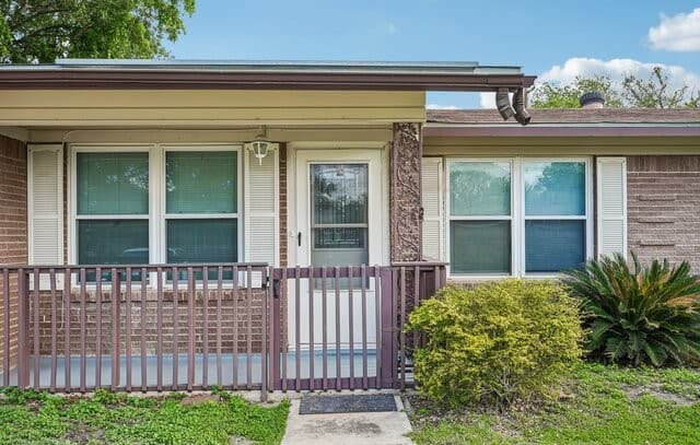 3-bedroom rental at 215 Hialeah Ave in San Antonio, TX — photo 1