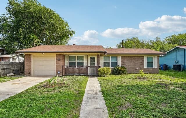 3-bedroom rental at 215 Hialeah Ave in San Antonio, TX — photo 3