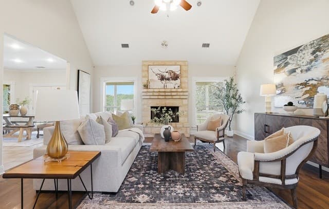 5-bedroom rental at 8 Walnut Grove Rd in Boerne, TX — photo 2