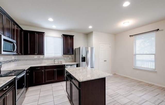 4-bedroom rental at 27429 Hapgood PL in San Antonio, TX — photo 5