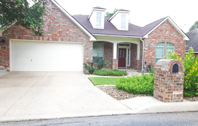 3-bedroom rental at 121 Antler Cir in Hollywood Park, TX — photo 1