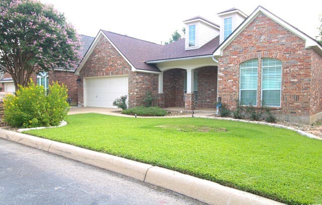 3-bedroom rental at 121 Antler Cir in Hollywood Park, TX — photo 2
