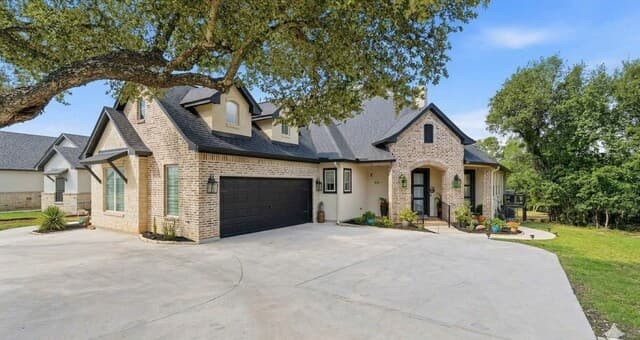 5-bedroom rental at 210 Jeff Vaughn in Blanco, TX — photo 2