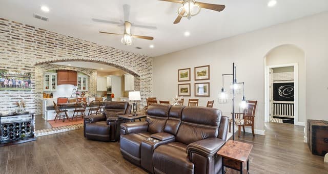 5-bedroom rental at 210 Jeff Vaughn in Blanco, TX — photo 4
