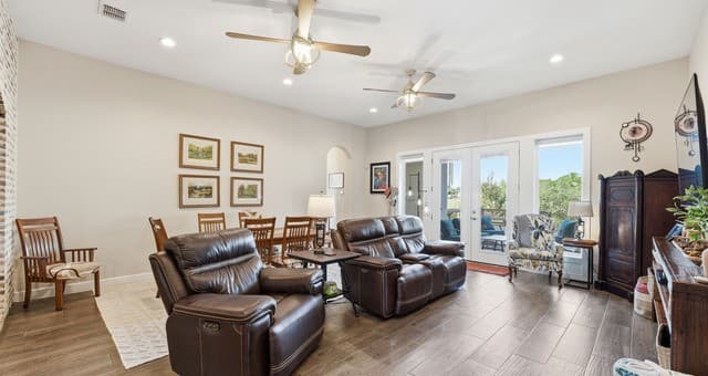 5-bedroom rental at 210 Jeff Vaughn in Blanco, TX — photo 5
