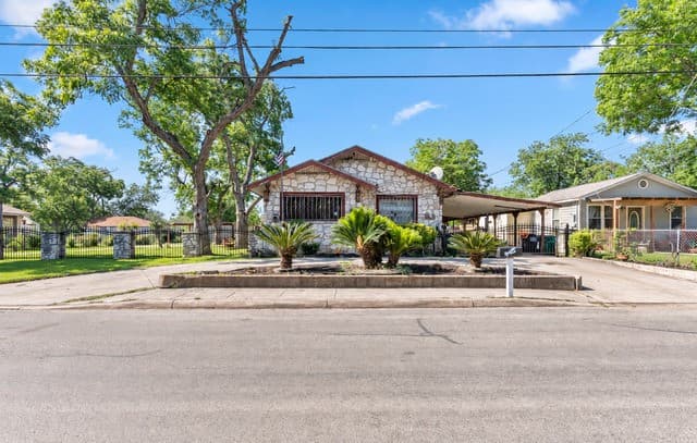 3-bedroom home for sale at 612 Stonewall St in San Antonio TX