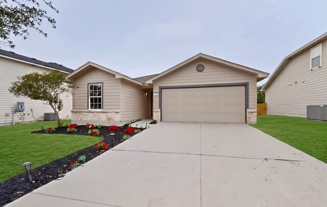 3-bedroom rental at 819 Six Iron in San Antonio, TX — photo 1