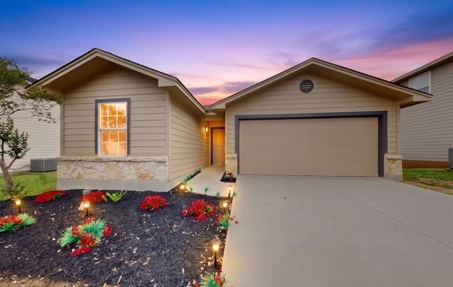3-bedroom rental at 819 Six Iron in San Antonio, TX — photo 2