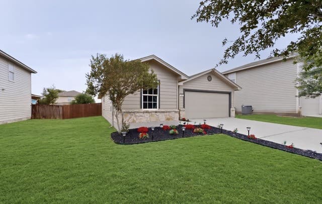 3-bedroom rental at 819 Six Iron in San Antonio, TX — photo 3